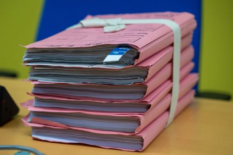 Prozessakten liegen bei Prozessbeginn auf dem Richtertisch im Landgericht Trier