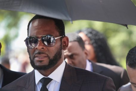 Kopf des Tages / Von der Bühne auf die Anklagebank: R. Kelly muss sich seit Mittwoch wegen sexuellen Missbrauchs vor Gericht verantworten
