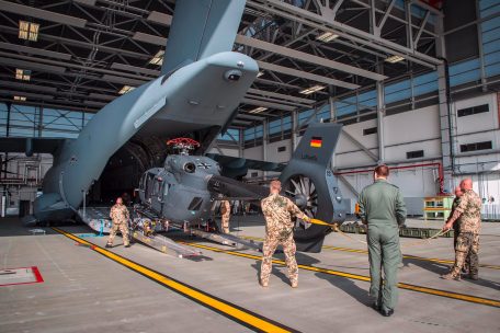 Ein Bundeswehr-Hubschrauber vom Typ H-145M wird in ein Transportflugzeug A400M verladen.