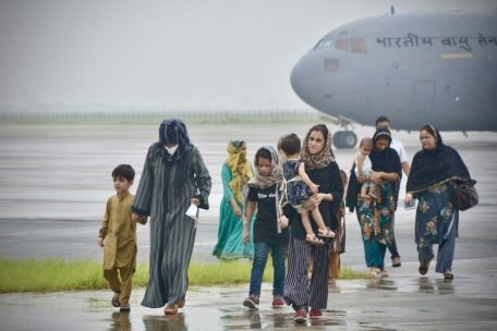 Aus Kabul evakuierte Menschen kommen am 22. August auf dem Luftwaffenstützpunkt Hindon an.