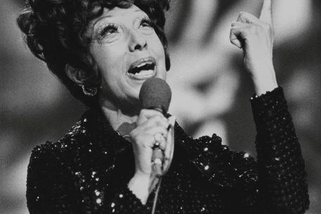 Die französisch-amerikanische Tänzerin und Sängerin Joséphine Baker während ihres Auftritts in dem Fernsehquiz „Acht nach acht“