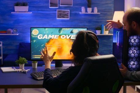 Ursprünglich bezog sich der Begriff „noob“ hauptsächlich auf Gamer, die sich beim Spieleinstieg ungeschickt anstellten. Inzwischen wird die Bezeichnung aber auch in sozialen Netzwerken gebraucht, um Anfänger bloßzustellen.