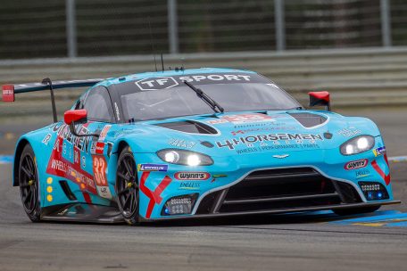 Der blaue Aston Martin von TF Sport war auf der Strecke nicht zu &uuml;bersehen