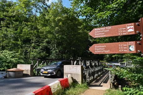 Neben zahlreichen Wanderern des M&uuml;llerthal-Trails nutzen auch viele Besucher des Schiessent&uuml;mpels die Br&uuml;cke, um vom Parkplatz zur Sehensw&uuml;rdigkeit zu gelangen