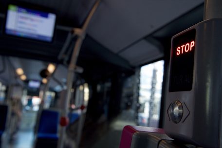 Ziel der Reform war es unter anderem, den Stadtkern verkehrstechnisch zu entlasten. Die Fahrg&auml;ste werden von den regionalen Bussen an den Stadtrand gebracht, wo sie dann auf Tram und st&auml;dtische Busse umsteigen k&ouml;nnen.