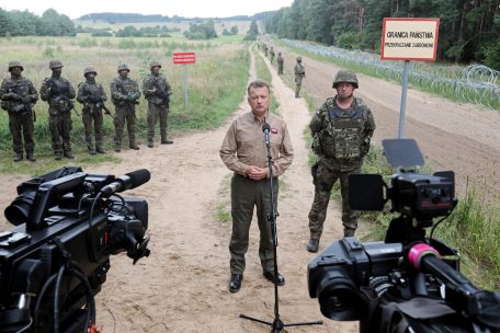 Mit neuem Grenzzaun in den hybriden Krieg: Polens Verteidigungsminister Mariusz Blaszczak bei einer milit&auml;risch aufgeladenen Pressekonferenz