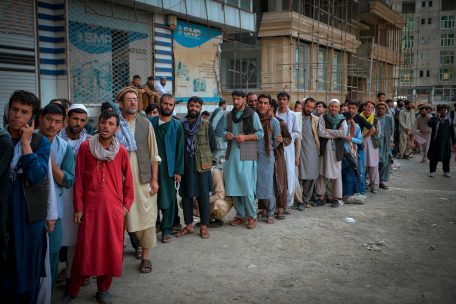 Afghanen warteten am Dienstag in Kabul auf die Wiederer&ouml;ffnung der Banken