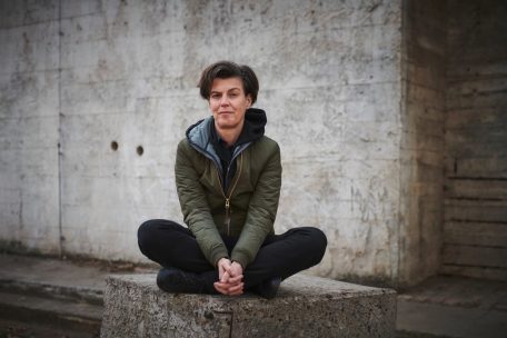 Caroline Emcke ist ausgebildete Philosophin und Kriegsreporterin. Sie hat 2016 den Friedenspreis des Deutschen Buchhandels erhalten.