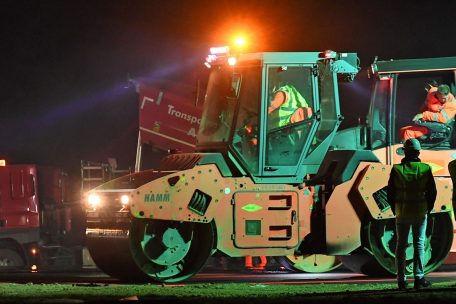 Baustelle / Hunderte Männer und Frauen bauen nachts eine neue Start- und Landebahn am Findel