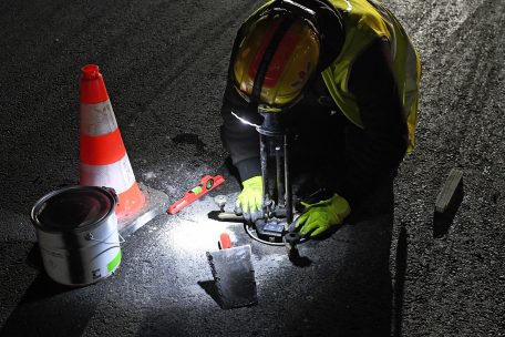 Nachdem die Laster und Walzen ihren Dienst getan haben, müssen Leuchten installiert und Markierungen aufgetragen werden