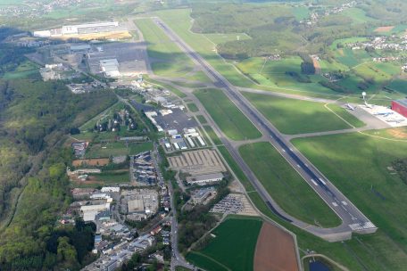 Der Luxemburger Flughafen Findel hat nur eine Start- und Landebahn, wie auf diesem Luftbild von 2014 gut zu sehen ist. Sie ist 4.000 Meter lang, was für die vielen Frachtflüge mit großen Maschinen von Vorteil ist.