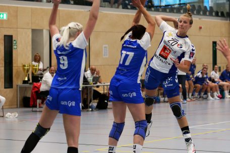 Joy Wirtz (rechts) war mit 10 Treffern beste Sch&uuml;tzin der Partie