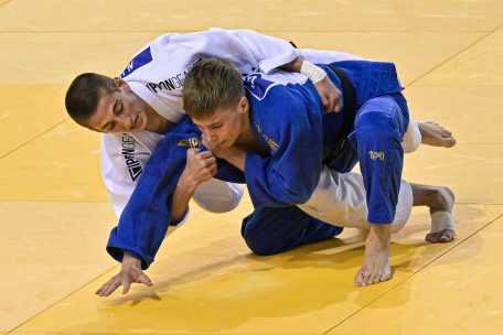 Noah Trapp (in Wei&szlig;) gestaltete seinen Kampf lange offen und musste sich erst im &bdquo;Golden Score&ldquo; geschlagen geben