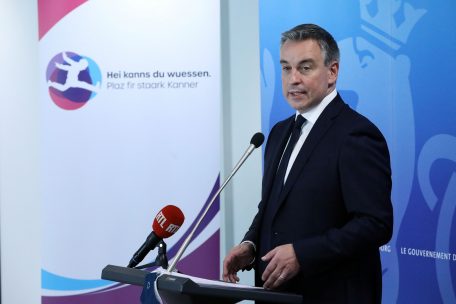 Claude Meisch vor versammelter Presse