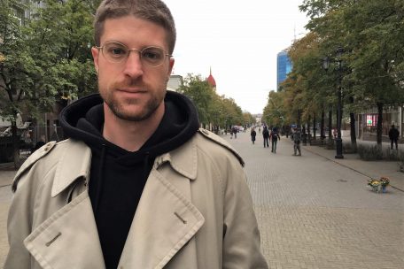 Der Urbanist Lew Wladow in der Fußgängerzone von Tscheljabinsk. Aus den Lautsprechern ertönt künstliches Vogelgezwitscher.