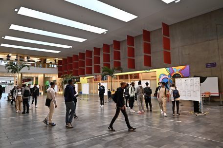 Am Eingang des Lyzeums k&ouml;nnen die Sch&uuml;ler auf den Listen &uuml;berpr&uuml;fen, welcher Klasse sie zugeordnet wurden