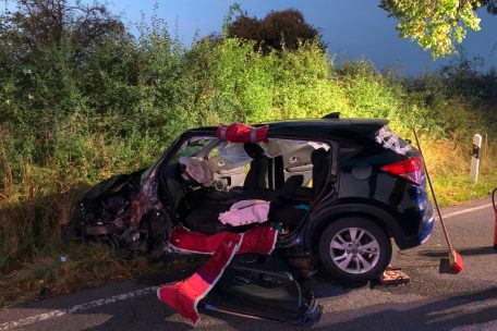 Verkehrsunfall / Fahrer kollidiert zwischen Kruchten und Schrondweiler mit einem Baum