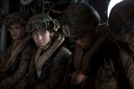 Dieses Foto vom 26. August 2021, veröffentlicht vom U.S. Marine Corps/II Marine Expeditionary Force, zeigt U.S. Marine Corps Sgt. Nicole L. Gee (23, zweite von links) bei der Unterstützung von Evakuierungsmaßnahmen in Kabul, Provinz Kabul, Afghanistan. Sie starb bei einem Angriff in der Nähe des internationalen Flughafens Hamid Karzai in Kabul.