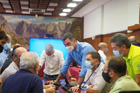 Krisenstab mit Premier Sanchez: Der Vulkan ist am Sonntag erstmals seit 50 Jahren wieder aktiv geworden