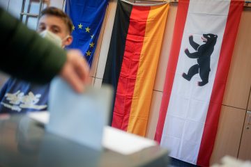 Bundestagswahl / Wahllokale geöffnet - knapper Ausgang erwartet