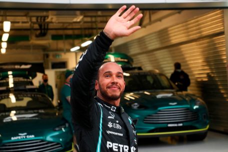 Formel 1 / Hamilton macht die 100 voll und steht glücklich im Regen 