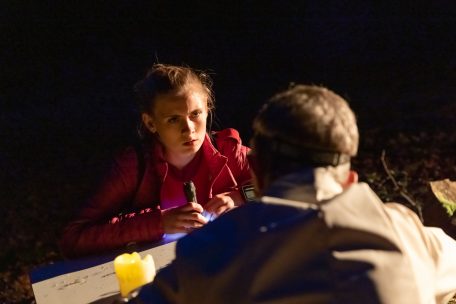 Jill Devresse, qu’on a vu jouer dans „Capitani“, où la forêt était également un décor scénique important