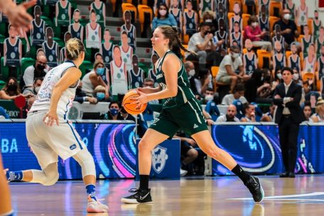 Die junge Liz Irthum (in Grün) konnte am vergangenen Donnerstag wichtige Akzente in der Defensive setzen