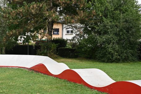 Zu nah an den Wohnhäusern und daher zu laut. Die neue Pumptrack-Piste sorgt für Aufregung.
