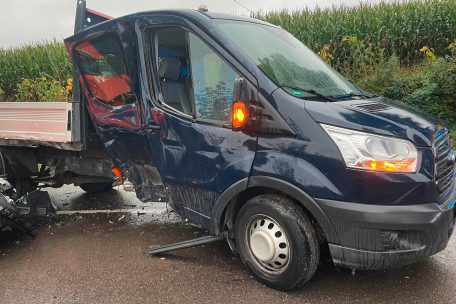 Der Kleinlaster war mit f&uuml;nf Insassen besetzt, als der Unfall passierte