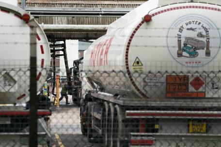 Lieferengpass / Britischer Vizepremier: Straftäter könnten Lastwagen fahren, um Spritmangel zu entschärfen