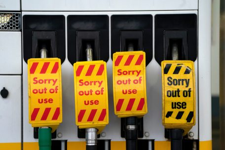 Au&szlig;er Betrieb sind die Zapfs&auml;ulen an einer Tankstelle in Manchester