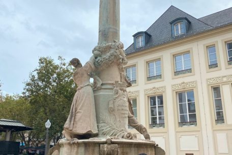 Ana Correia Da Veiga devant le monument érigé en hommage à Dicks et Lentz