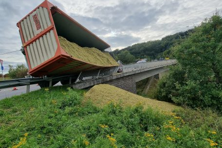 Unfall in Irrel / Anhänger von luxemburgischem Traktorfahrer fällt fast eine Brücke herunter