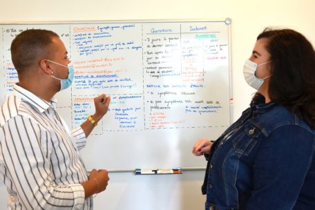 Torres im Gespr&auml;ch mit seiner Chefin Sandra Sidon