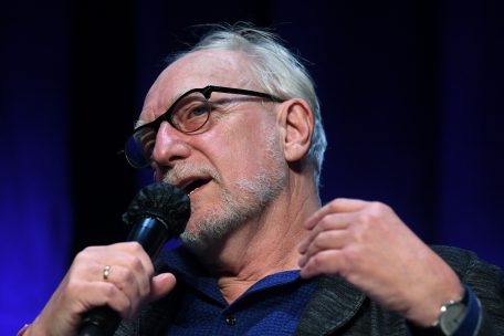 Der Politikwissenschaftler Claus Leggewie wirft der deutschen Kanzlerin Angela Merkel vor, in Europa einen &bdquo;Scherbenhaufen&ldquo; hinterlassen zu haben