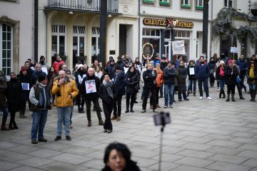 Gegen Corona-Maßnahmen / Über 1.000 Menschen nehmen am Protestmarsch teil