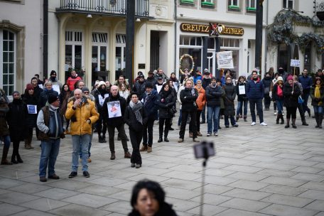 Gegen Corona-Maßnahmen / Über 1.000 Menschen nehmen am Protestmarsch teil