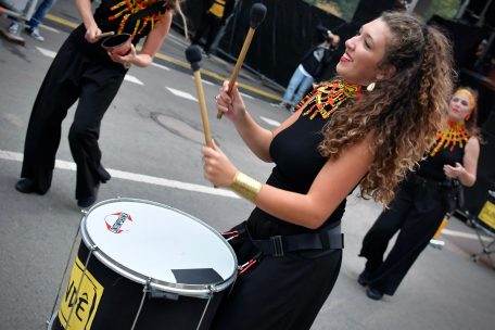 F&uuml;r musikalische Animation sorgte u.a. eine Gruppe von Drummern