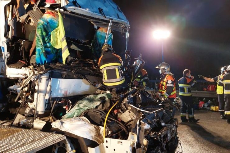 Spektakuläre Rettung auf der A1 / „Man muss sich bewusst sein, dass da zwei Menschen eingeklemmt sind“