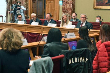 So viel Harmonie ist nicht die Regel: Mars Di Bartolomeo, Nancy Kemp-Arendt, Georges Engel und Dan Kersch (v.r.n.l.) gegen&uuml;ber den Vertreterinnen der Petition