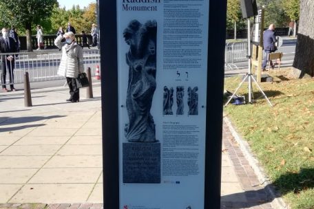 Die neue Infotafel beim Shoah-Denkmal