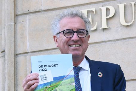 Pierre Gramegna posiert mit dem &bdquo;Budget&ldquo;