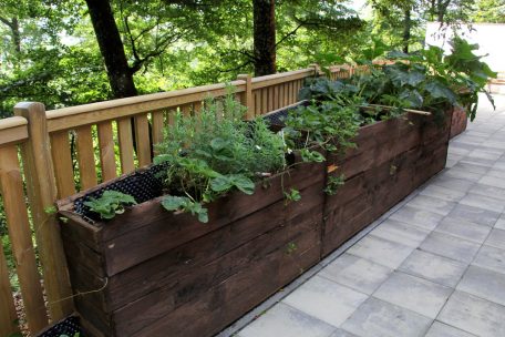 In Gemeinschaftsarbeit entstanden: Mitarbeiter und Bewohner haben ein Hochbeet gebaut