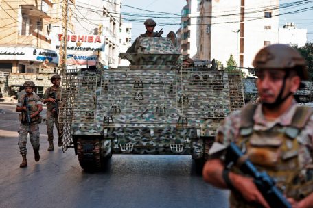 Am Nachmittag stellte die Armee schrittweise wieder Ruhe her &ndash; auf den Stra&szlig;en waren Panzer und Soldaten in Stellung