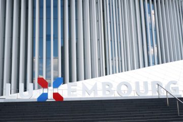 Nation Branding / Des Rätsels Lösung: Außenministerium bezieht Stellung zu Schriftzug in Fels