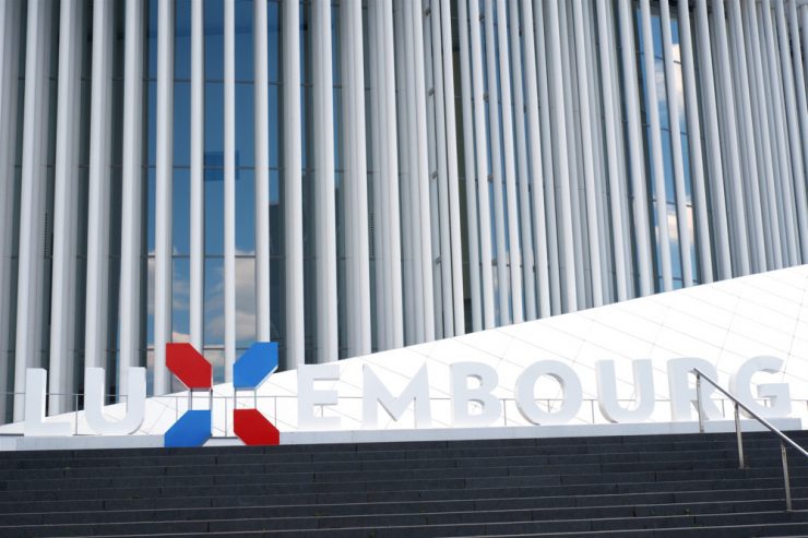 Nation Branding / Des Rätsels Lösung: Außenministerium bezieht Stellung zu Schriftzug in Fels