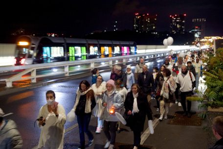 Leise zogen die meisten Teilnehmer von der Philharmonie über die „Rout Bréck“ in die Innenstadt. Der Polizei sind keinerlei Vorkommnisse bekannt.