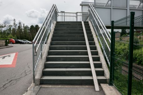 Eine neue Rampe dürfte höchsten 6 Prozent Steigung haben und würde dementsprechend um die 35 Meter lang. Lifte auf beiden Seiten würden mindestens 35.000 Euro kosten.