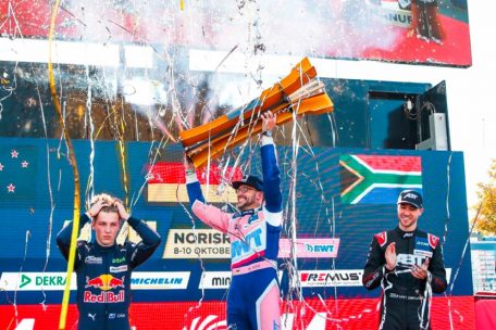 Die drei Ersten der Gesamtwertung dr&uuml;ckten der Saison ihren Stempel auf (v.l.n.r.): ein total entt&auml;uschter Liam Lawson, der strahlende DTM-Champion Maxi G&ouml;tz und &bdquo;B&ouml;sewicht&ldquo; Kelvin van der Linde