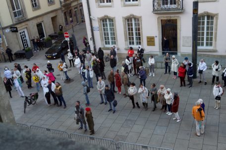 Vor dem Luxemburger Parlament hatten sich am Montag anlässlich der Chamber-Sitzung zum Covid-Check-Gesetz mehrere Protestler versammelt